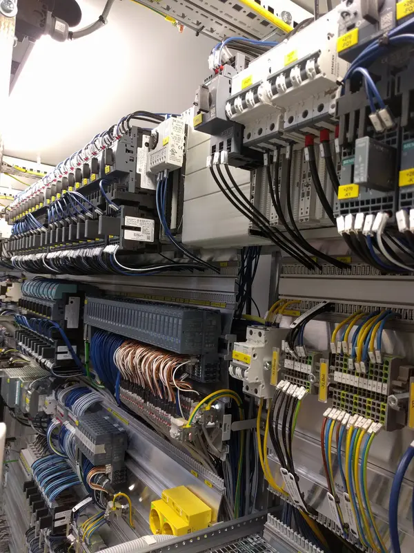 Interior de un armario eléctrico de control con el cableado y las protecciones
