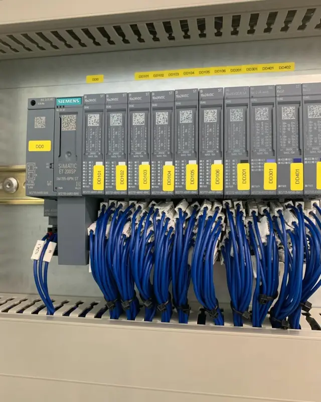 Autómata programable (PLC) con sus módulos de entradas y salidas cableados en un armario de control