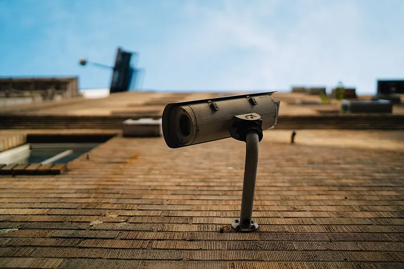 Cámara de videovigilancia en la fachada de un edificio